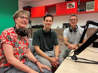Drie mensen die podcast maken
