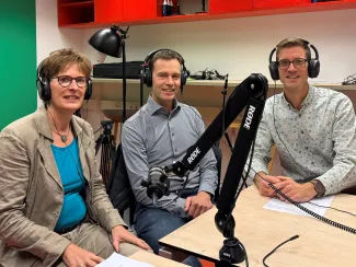 Drie mensen maken een podcast